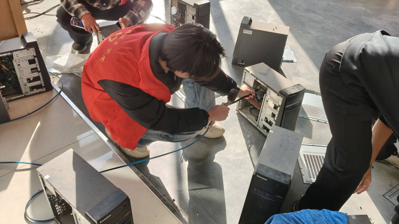 智能學(xué)院計(jì)算機(jī)硬件維護(hù)興趣小組志愿者赴汽車館開展電腦維護(hù)專項(xiàng)服務(wù)
